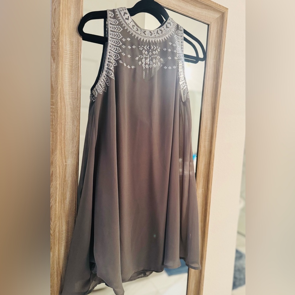 Elegant Sleeveless Dress with Embroidered Details